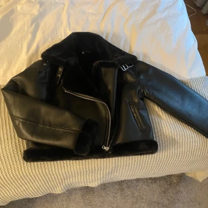 Skinnjacka med fluff - Säljer pga att den inte kommer till användning längre🩷