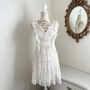 Vit klänning - Så söt vintage klänning med volang och fina detaljer i storlek s 💋