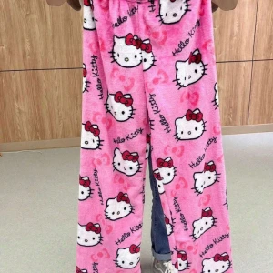 Saniro byxor  - Den är i helt okej skick smsa mig om ni vill köpa så kan jag skicka den lite snabbare!! 