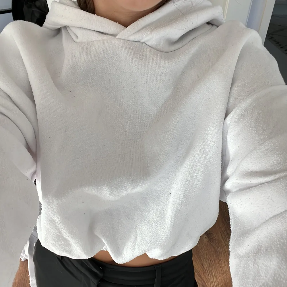 Kort vit hoodie från zara. . Hoodies.