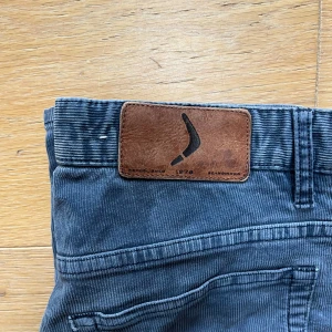 Manchester byxor från boomerang  - Blå Manchesterbyxor från Boomerang med fin struktur. Storlek S