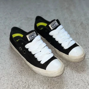 Converse - Väldigt unika Converse i den otroligt unika designen denna gång med tjocka lite tamt rosa snören, som matchar de mesta om man har bra stil! Storlek 42 men passar 43 också. Jätte bra skick inga defekter! Finns två designer att välja mellan!