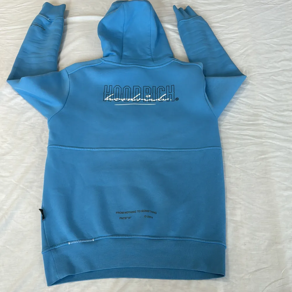 Säljer denna feta hoodrich koftan i färgen baby blue eftersom jag inte avänder den. Köpt för 900kr. Strl S. Hoodies.