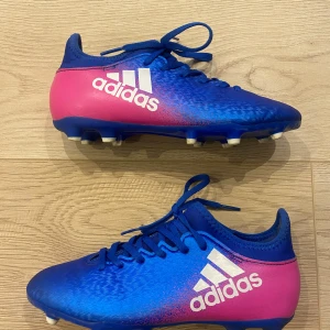 Adidas fotbollsskor  - Snygga adidas fotbollsskor. Storlek 35. Skorna var använda ett par gånger.
