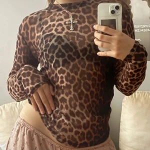 Leopard tröja - Säljer en fin leopard tröja som jag har knappt använt, bra skick! Fraktar endast med postnord. köpte den i en second hand butik i spanien stär inte märket eller storleken men gissar på S