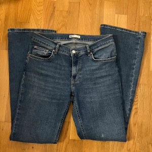 Lågmidjade bootcut jeans - Säljer dessa lågmidjade bootcut jeans från Ginatricot då de är förstora för mig och inte kommer till användning.  Använda ett få tal gånger och är i väldigt bra skick!