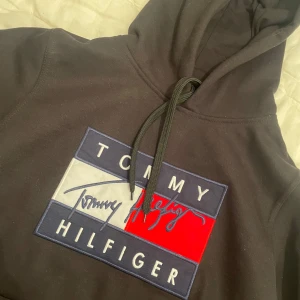 Tommy hilfiger hoodie - Jätte skön och varm hoodie som inte passar mig kan användas både manligt och kvinnligt 🌹