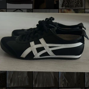  Onitsuka Tiger skor - As snygga sneakers från Onitsuka Tiger med vita detaljer. De är i mycket bra skick och kommer även i original förpackning. Köpta för 2000kr, pris går att diskutera <3