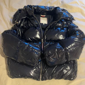 Tommy Hilfiger dunjacka - En väldigt snygg Tommy hilfiger dunjacka i storlek M men passar mer S. Nypris 3500 kr och jackan har inga defekter💕💕Skicka för mer bilder på💕