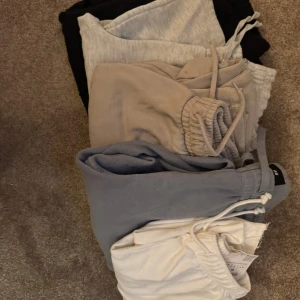 Mjukisbyxor - Jag säljer 5 par mjukis byxor i olika färger, alla är i bra skick och fina passformer! 