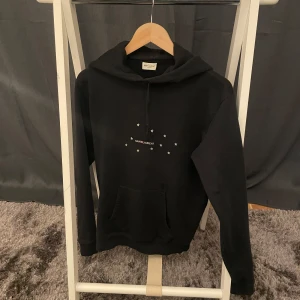 Saint Laurent Hoodie - SLP hoodie Skick: 9/10 Färg: Svart Storlek: S Hör av er vid fler frågor eller funderingar!🙌😊// Hugo