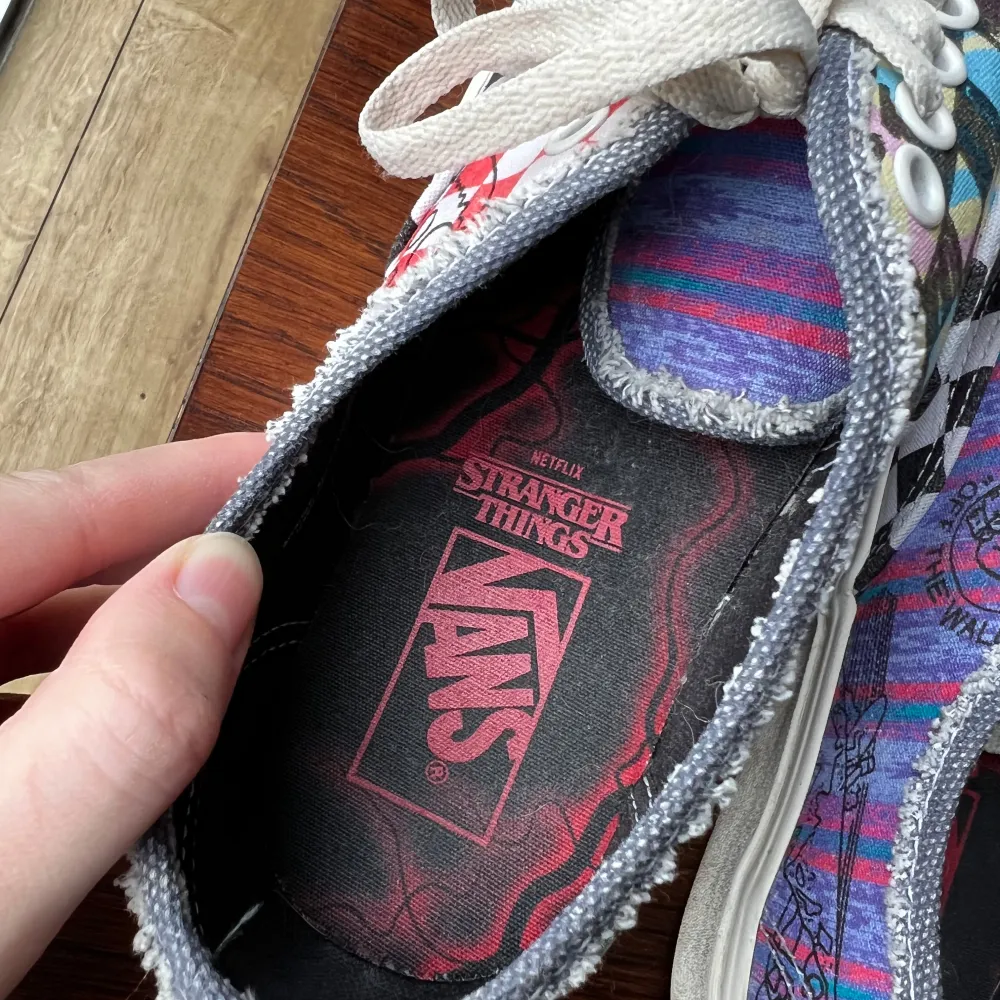 Vans x Stranger things skor i storlek 39. Inte blivit så mycket använda så i mycket bra skick. Köptes från kollektionen 2022. Pris kan diskuteras. Skor.