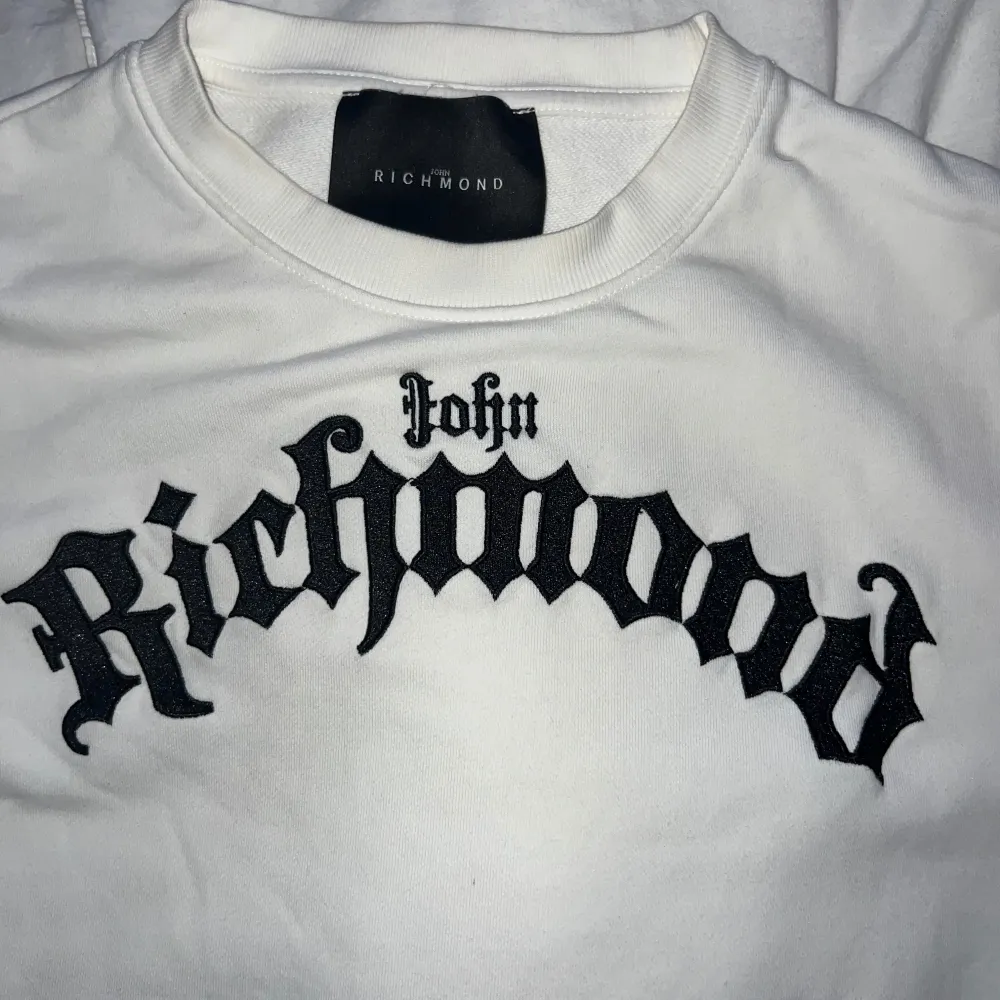 Säljer denna John Richmond crewnecken, inga defekter alls använd varsamt👍🏼 Säljer pga för liten. Retail pris ca. 1400 kr. Dm för intresse/fler bilder🙌🏼. Hupparit & Collegepaidat.