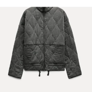 Quiltad jacka - Quiltad grå jacka från Zara!! Bra skick och inga defekter💗