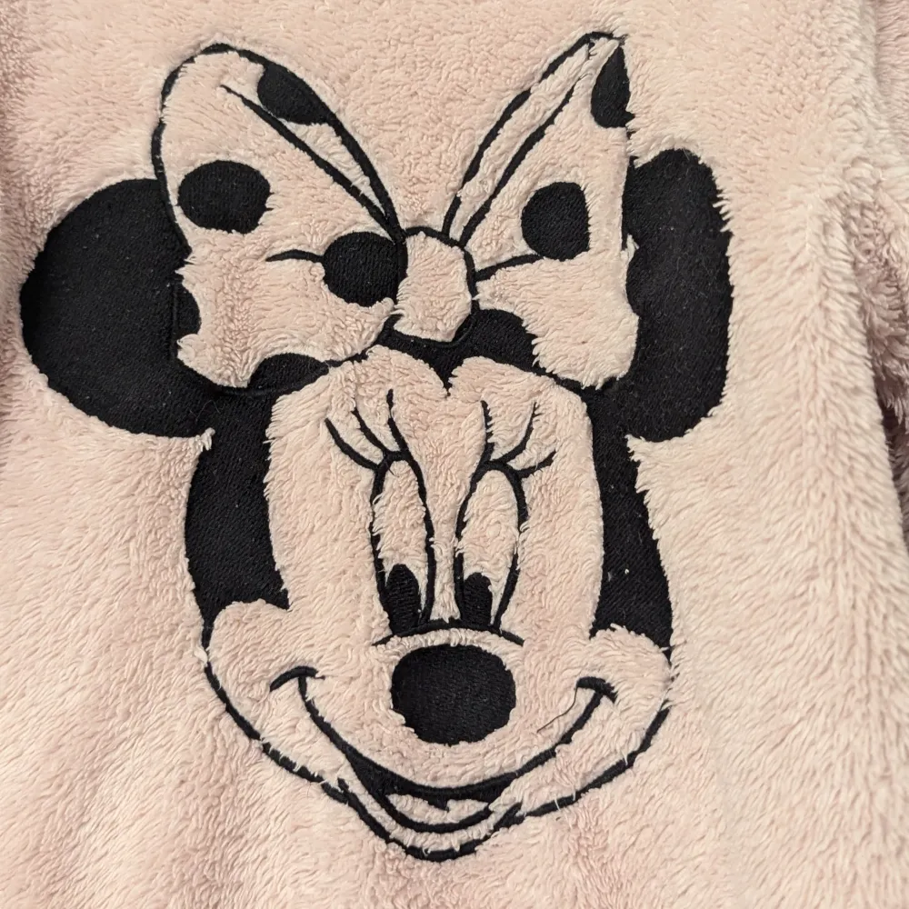 Supermjuk och gosig ,fluffiga rosa fleece tröja från H&M med en stor Minnie Mouse på framsidan. Tröjan har långa ärmar och ribbade muddar vid ärmslut och nederkant. En söt och bekväm tröja.i Fint begagnat skick, postar Varje söndag och fredag . Tröjor & Koftor.