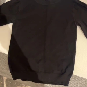 Tröja från Gina  - Bra skick med gulliga puffiga ärmer perfekt nu på hösten. 