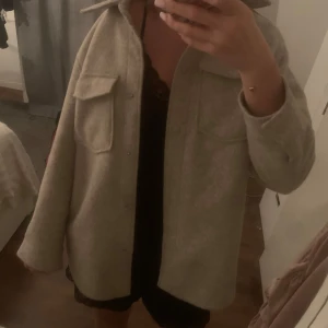 Beige kappa - En jättesöt beige kappa från hm, köpte för några år sen men sparsamt använd. Lite nopprig på armarna men annars inga defekter😊