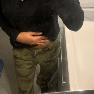 Camouflage cargobyxor - Säljer dessa otroligt snygga lågmidjade camouflage cargobyxor som inte kommer till användning. Går att styla med hoodie, bodysuits, tshirts och långärmade, använda fåtal gånger och i super kvalitet💕