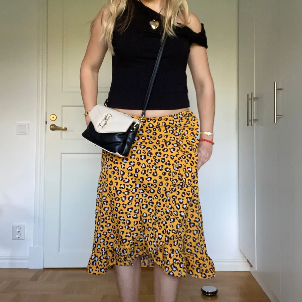 Gul leopard kjol från Friboo, köpt på Zalando. Står ingen stol men skulle säga att den sitter som en XS!🥰. Kjolar.