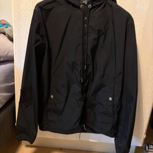 Moncler windbraker  - Säljer nu en moncler windbraker då den är stor för mig och jag knappt använder den. Jackan har några hål i sig där nere då jag ramlade när jag körde fotboll.