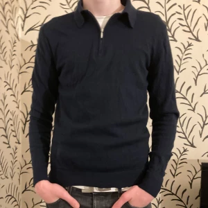 Tiger of Sweden Quarter-zip - Snygg quarter-zip i 100% merinoull!                         Nypris: 2000kr. Helt perfekt skick så nästan ny. Den är storlek S men passar även XS. Förhandlingsbart pris!