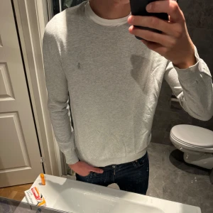 Grå Ralph lauren tröja  - Ljusgrå Ralph lauren tröja som inte använts särskilt mycket. 
