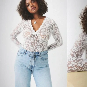 GinaTricot vit spetsblus - Säljer en superfin vit spetsblus med v-ringning och långa ärmar. Perfekt för både vardag och fest! Den är genomskinlig. Har använt två gånger, storlek XL 