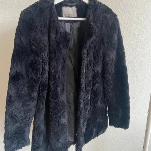 Fuskpälsjacka - Fuskpälsjacka från vero Moda. Storlek S en knapp sönder