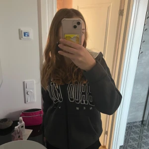 Grå Zip hoodie - En grå zip hoodie med trycket Brooklyn på framsidan. Använd ett antal gånger så lite smånopprig💕