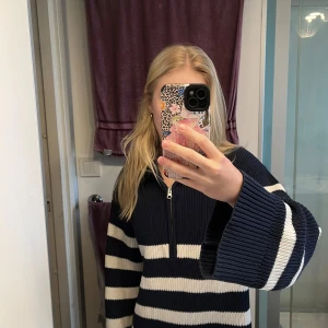 Stickad tröja med dragkedja - Säljer stickad tröja från BikBok😙 Använd ett fåtal gånger. Tröjan kommer inte till användning för mig. Hör av er för mer bilder🫡