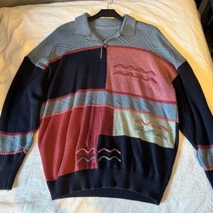 Stickad tröja - Stickad mönstrad tröja köpt på röda korset i bra kvalité. Jag har inte använt den. stretchbar, storlek M-L