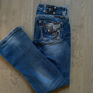 Blå jeans från Miss Me - Miss Me jeans low waist bootcut (pris går att diskutera)
