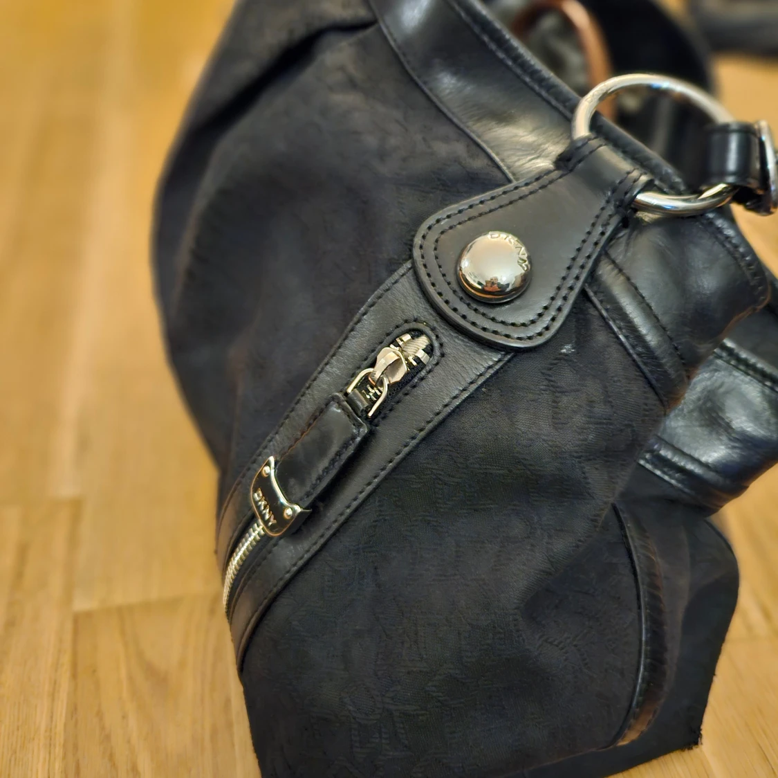 Svart väska och plånbok från DKNY - 93