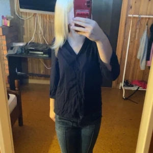 Kort ärmad blus  - Marinblå fin blus (Köparen står för frakten) 