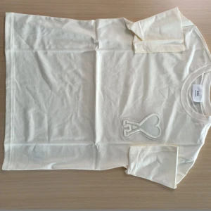 Ami tröja - Snygg Ami T-shirt som Passar de dom flesta classic fitsen. Helt ny skick! Pris är inte fast hugget. Skriv I dm om de är nåt!!