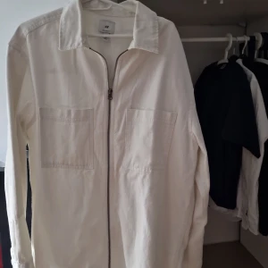Hm skjorta med zip - God skick, för stor för mig så kom aldrig i användning.