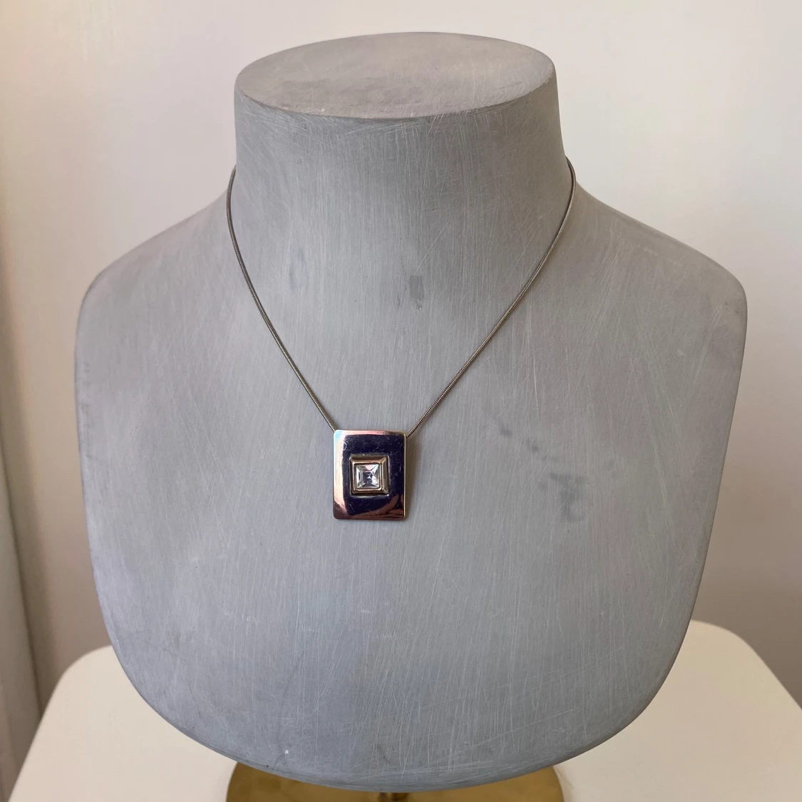 Elegant silverhalsband med fyrkantig hängsmycke