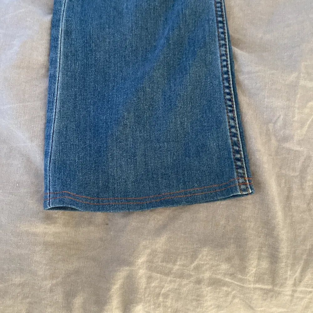 Blå jeans från Lindex. Medel hög midja. Uppsydda. Använd ungefär tre gånger. Säljer på grund av för små. Ordinarie pris 499kr.. Jeans & Byxor.