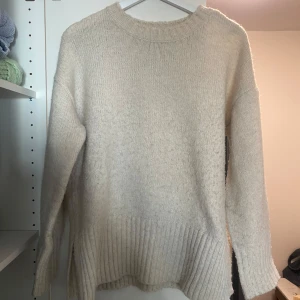 Beige stickad tröja från Pieces - Mysig beige stickad tröja från Pieces i storlek XS-S. Tröjan har långa ärmar och ribbade detaljer vid hals, ärmslut och nederkant. Nopprig se bilder.
