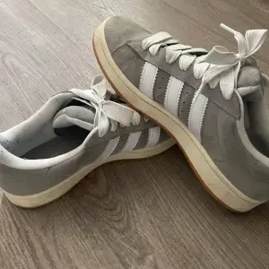 Säljer ett par Adidas Campus 00’s i färgen grey gum. Skorna är sparsamt använda och de är köpta på JD för ett par veckor sedan. Box medföljer vid köp. Hör av er vid minsta funderingar!