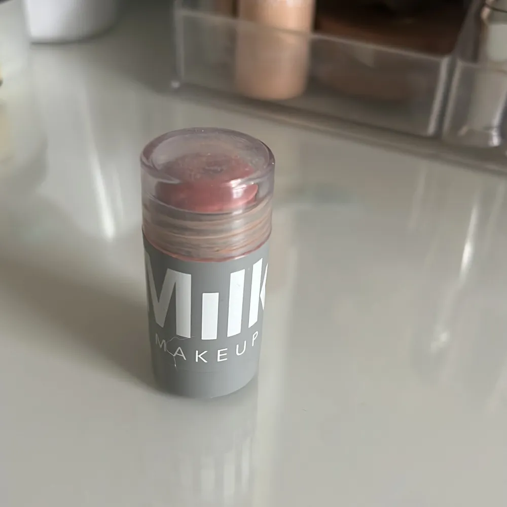 Säljer en Milk Makeup Lip + Cheek i nyansen Werk. Denna krämiga stick är perfekt för både läppar och kinder, och ger en naturlig rosig ton. Förpackningen är kompakt och lätt att ta med sig, perfekt för touch-ups under dagen. Använd den för en fräsch och glowy look!. Skönhet.