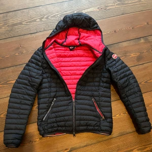 Colmar originals jacka - Jackan är i färgen navy blue🔵 och rosa🩷  på insidan. Jackan passar för en 11/12 åring och är bra för hösten eller våren. Jackans skick är 8/10✨                   Priset går att diskuteras🥂🎉