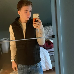 Jack and jones väst - Säljer den för jag inte använder den lika mycket längre. Är i användt skick. Riktigt fett väst som är tun.