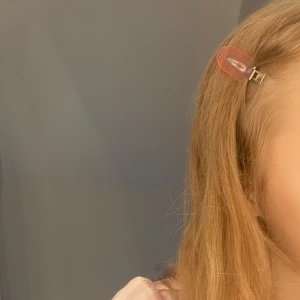 Rosa glittriga hair clips 24 st - Säljer ett gäng supergulliga rosa hårklämmor med glitterdetaljer. De är både praktiska och snygga, och hjälper till att hålla dit hår borta från ansiktet under din smink rutin 💋💄säljer dem då jag fick dem i födelsedagspresent men redan har massvis ❤️