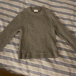 Fillipa K tröja  - Jättefin grå Filippa K tröja. Den är i väldigt fint skick förutom att den har tre små hål på ärmen. Köpt för ca 2000 i nypris💗💗