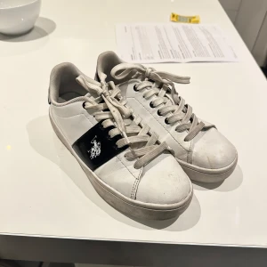 Vita polo skor - Vita polo skor, storlek 38. Lite smutsiga men kan kan tvätta dom lätt!! Nypris 1098kr men säljer för 150kr.
