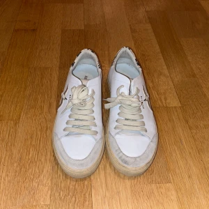 Axel arigato sneakers - Vita Axel arigato sneakers. Använda ett fåtal gånger så därför i fint skick! 