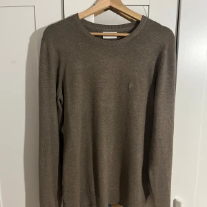 Brun tröja från Lindbergh - Säljer en stilren brun tröja från Lindbergh i storlek M. Perfekt för höst och vinter med sin mjuka och bekväma passform. Tröjan har långa ärmar och en klassisk rund halsringning. Passar både till vardags och lite finare tillfällen. 🧥🍂 Tröjan är helt ny och aldrig använd