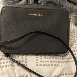 Maichel kors.  - En fin o äkta Michael Kors väska, som använt nästan mer en ett år. Bra kvalitet 
