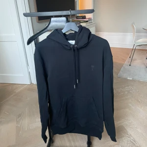 AMI Paris Hoodie  - Svart AMI Hoodie inköpt i somras för 3400, medium men stor i storleken 